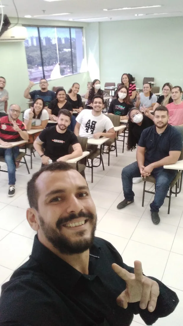 Allan Felipe em selfie com turma completa após treinamento presencial de tráfego pago