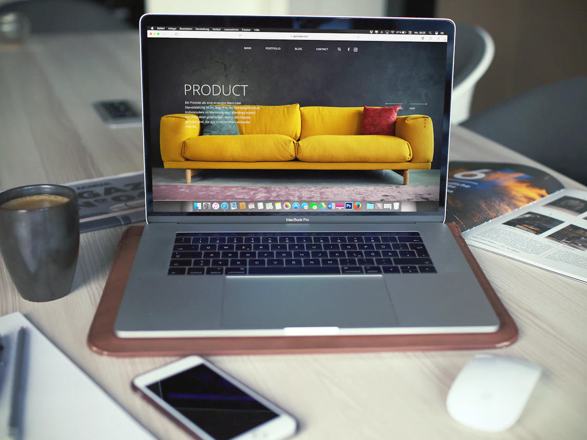 Laptop exibindo a página de um site de produto em desenvolvimento